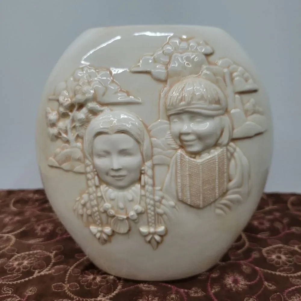 Vintage Native American Handmade Pottery Vase Vessel Artistic Piece - Signed